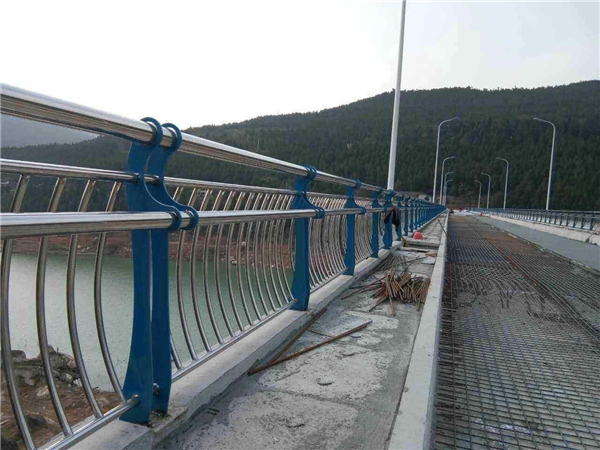 岳阳不锈钢桥梁护栏的特点及其在桥梁安全中的重要作用