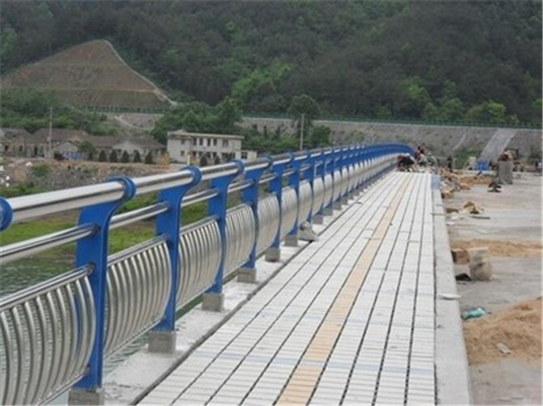 岳阳不锈钢桥梁护栏的特性及其在现代建筑中的应用