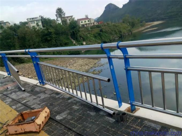 岳阳不锈钢复合管护栏是一种卓越的防护材料